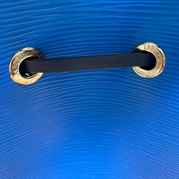 Authentic Louis Vuitton NeoNoe MM Epi Bucket Bag (M55935) - Picture 10 of 16